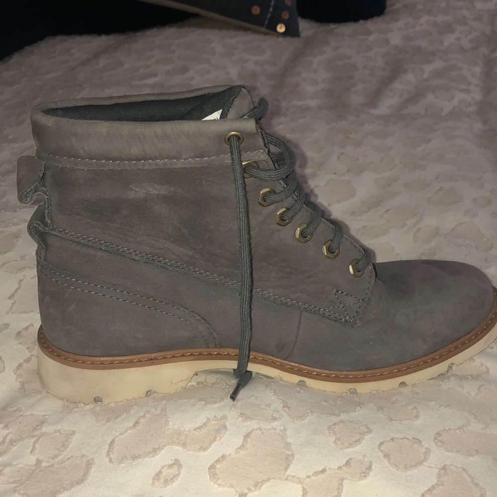 Size 7.5 woman’s grey timberlands